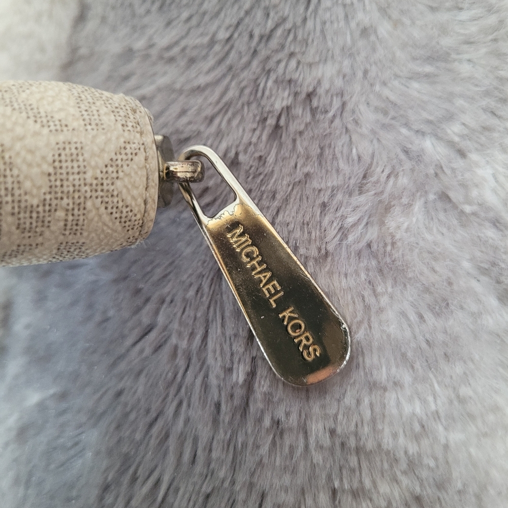 Michael Kors Multifunctional Wallet - image 5